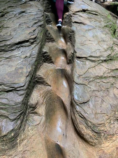 Egy kő lépcső, ami az évek során teljesen elkopott a turisták lába alatt.