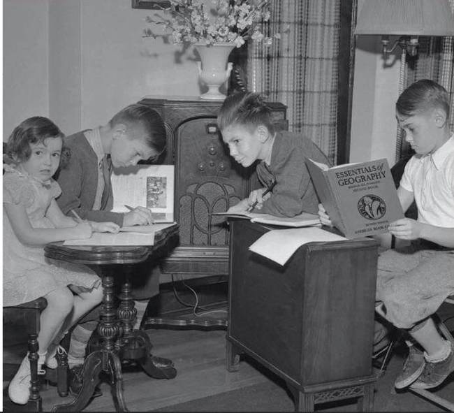 Az 1940-es években a gyermekbénulás kitörése után is a gyerekek otthonról, rádión keresztül tanulnak.