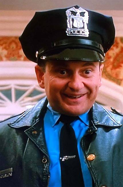 A Reszkessetek betörők első részének elején Joe Pesci egy pisztoly formájú nyakkendőtűt visel.