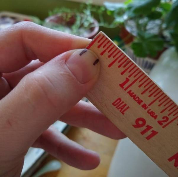 Ha sok apró mérést kell végeznünk, praktikus lehet az adott méretet a körmünkre rajzolni, így nem kell mindig a vonalzóval/mérőszalaggal méregetnünk.