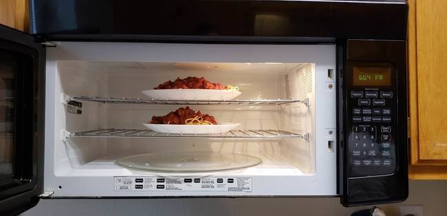 Egy mikrohullámú sütő, amiben egyszerre akár két vagy három étel is melegíthető.