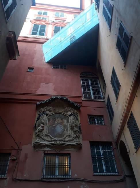 Amikor a régi építészet egy modern erkéllyel találkozik - Genova, Olaszország.
