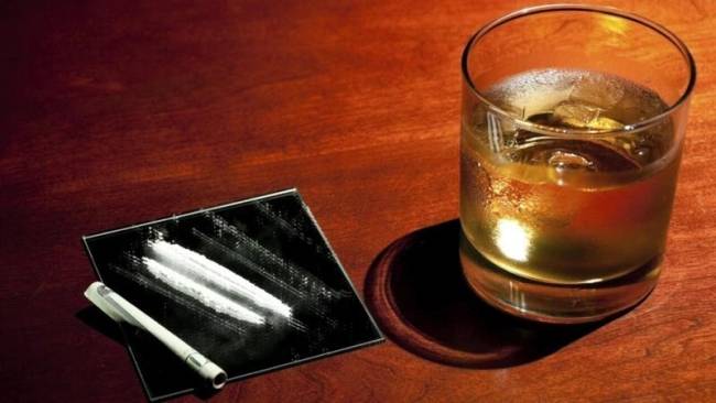 Az alkohol kokainnal történő összekeverése egy kémiai reakciót vált ki a májban, melynek során kokaetilén, a kokainhoz hasonló észter képződik. Ez rendkívül mérgező, és sok túladagolásos halálesetért valószínűleg nem az alkohol vagy a kokain túlzott mennyisége, hanem ez a mérgezés a felelős.