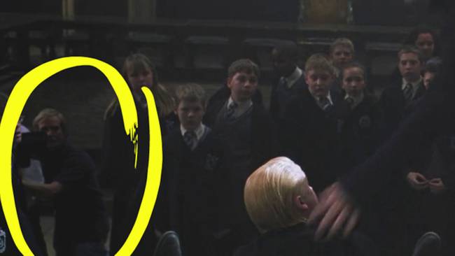 A "Harry Potter és a Titkok Kamrája" című filmben az egyik operatőr is látható.