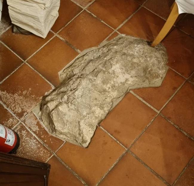 Ennek a barcelonai háznak egy szikla van a padlójában.