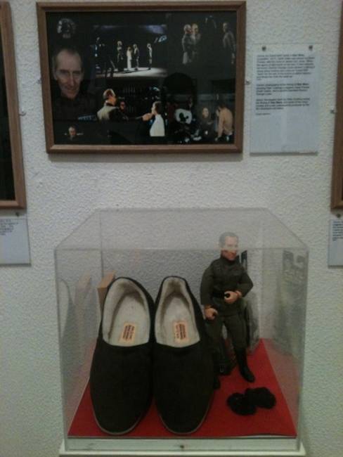 Peter Cushing, a Wilhuff Tarkin tábornokot megszemélyesítő színész olyan kényelmetlennek érezte a cipőjét, hogy számos jelenetben inkább papucsban szerepelt és ragaszkodott hozzá, hogy ne látszódjanak a lábai a felvételeken.