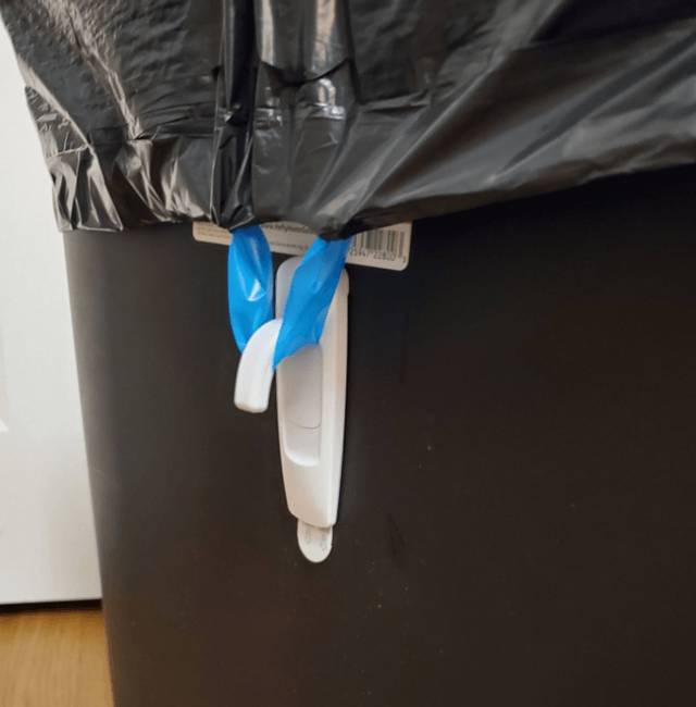A horog segít a helyén tartani a szemeteszsákot.