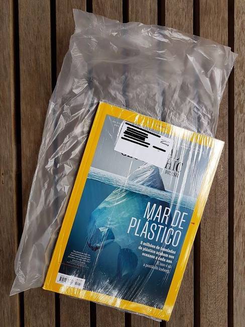 A műanyagszennyezés problémáját kiemelő National Geographic magazin maga is műanyag zacskóban érkezett.