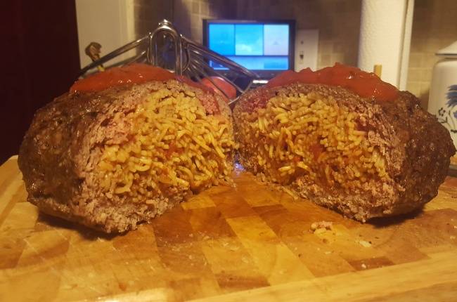 „A férjem gondolt egy merészet és megreformálta a 'spagetti' művészetét: spagettival töltött húspogácsa."