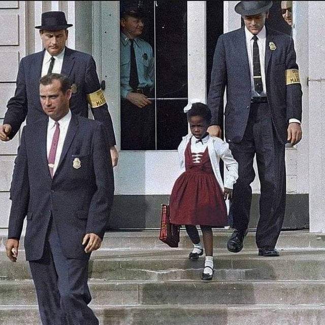 1960-ban Ruby Bridges lett az első fekete lány, akit felvettek a fehéreknek fenntartott William Frantz Általános Iskolába. Az első 6 hónapban őröknek kellett kísérni őt az iskola és a háza között, mert a szülők tiltakoztak, és bántani akarták a lányt. Ruby azóta felnőtt, aktivista lett, és több érdemérmet is nyert.