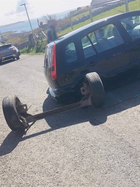 „Miközben vezettem, a kerekeim egyszer csak kiszakadtak a helyükről."