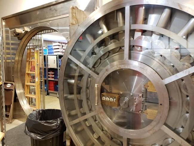 Ebből a régi bankból mára cipősbolt lett. Most a páncélszekrényben cipőket tárolnak.