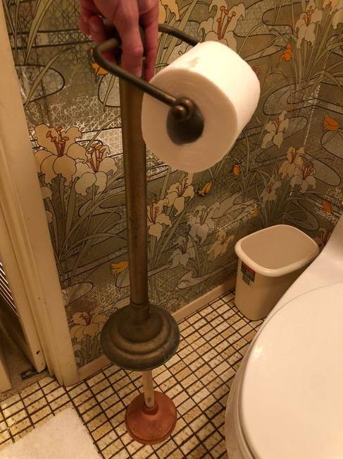 A vécépapírtartó egyben rejtett vécépumpa tartó is.