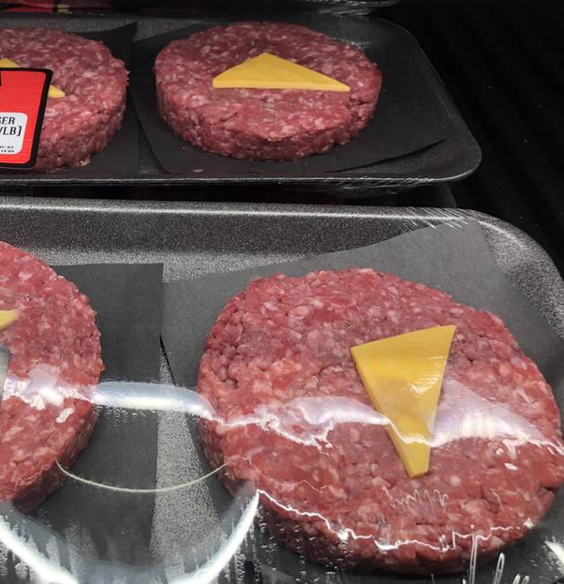 „Sajtburger pogácsák az üzletünkben."