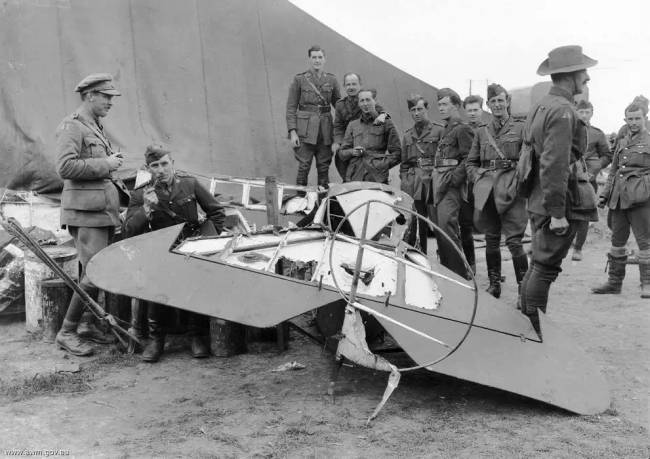 A lezuhant Richthofen, aki kényszerleszállással landolt, titokzatos halált halt azonnal, miután ausztrál katonák vették körül.