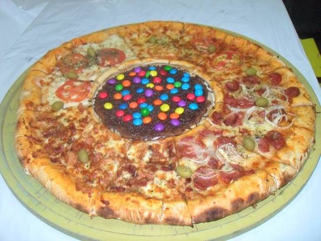 „Így szolgálják fel a pizzát az egyik helyi étteremben."
