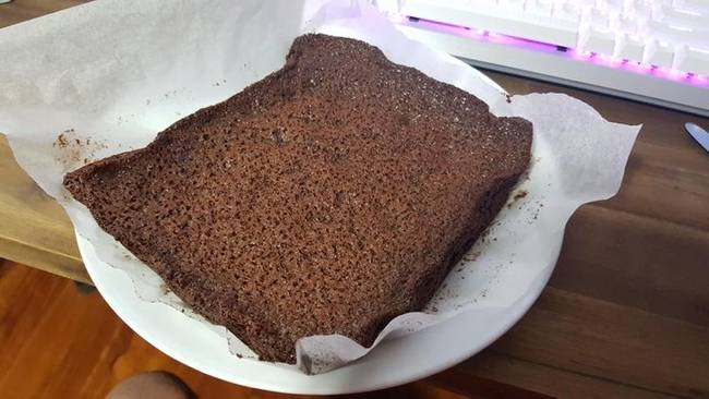 „Csokoládétorta, amibe csésze helyett véletlenül csak egy teáskanál lisztet tettem."
