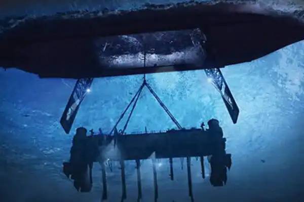 Glomar Explorer leengedi a befogóeszközt, rekonstrukció.