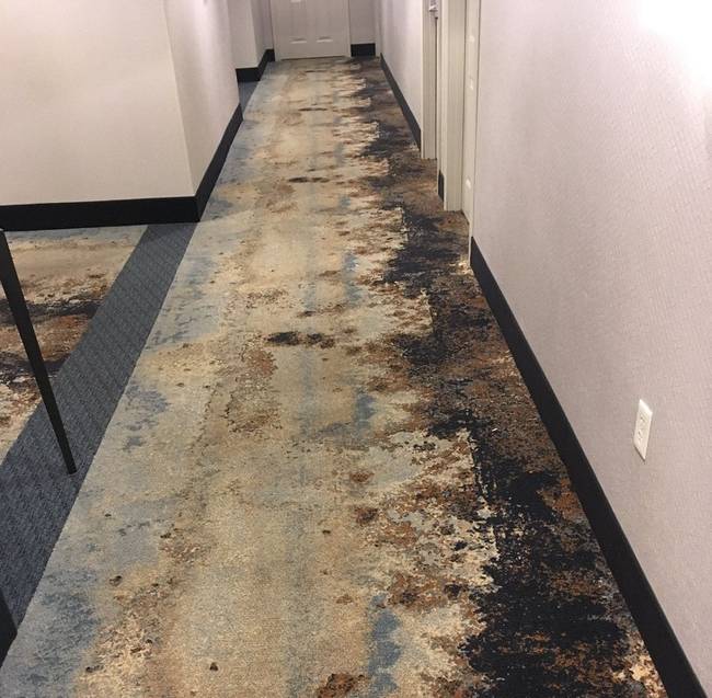 Ez nem penész vagy kosz. Ebben a hotelban úgy gondolták, hogy ez a szőnyeg lesz a legmegfelelőbb választás.