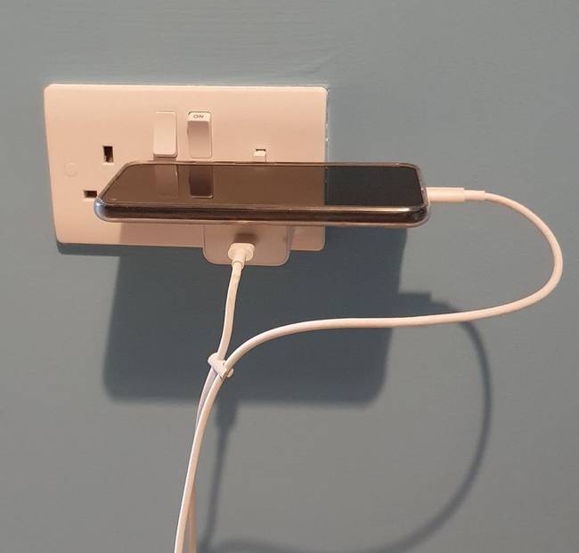 „Most vettem észre, hogy a barátnőm így tölti a telefonját, én meg évekig a padlóra fektettem, mint valami ősember."