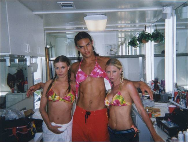 A Trónok harcából ismert Jason Momoa és a világhírű modell, Carmen Electra a Baywatch: Hawaii esküvő című film forgatásán, 2003-ban.
