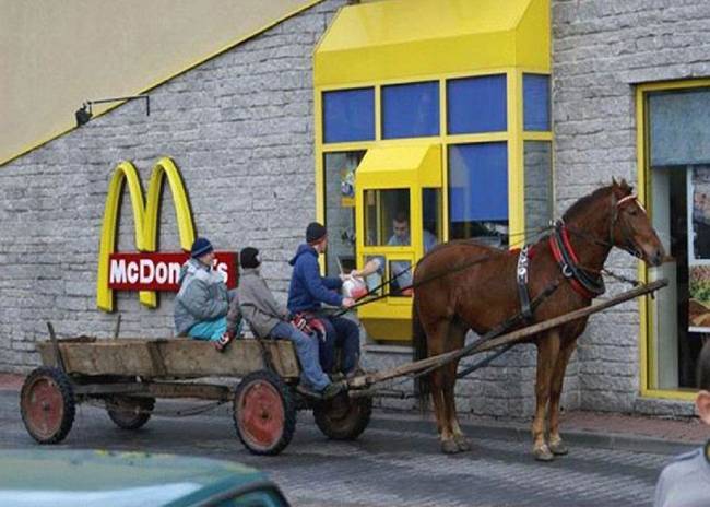 Senki sem mondta, hogy McDrive-ba csak motor hajtotta kocsival lehet bemenni.