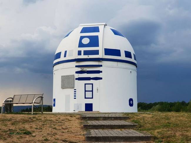 A németországi Zweibrücken városában lévő csillagvizsgálót a Star Wars R2-D2 droidjának színeire festették.