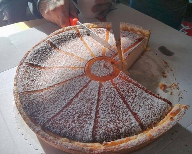 Miért vág fel valaki így egy tortát? 😐