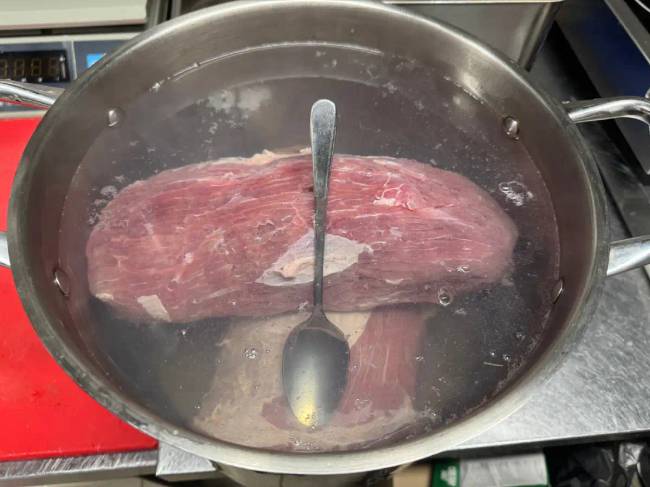 Miért tettek régen az emberek egy kanalat a fazék levesbe? Egy régi trükk, ami ma is jól működik