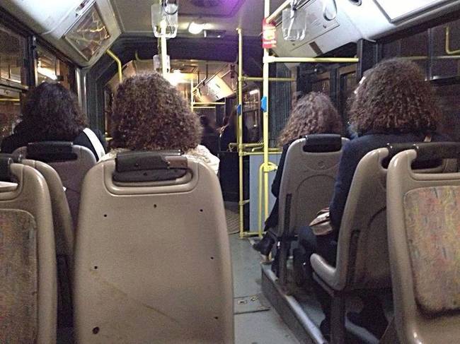 Ez a busz csak göndör hajú utasokat szállít.