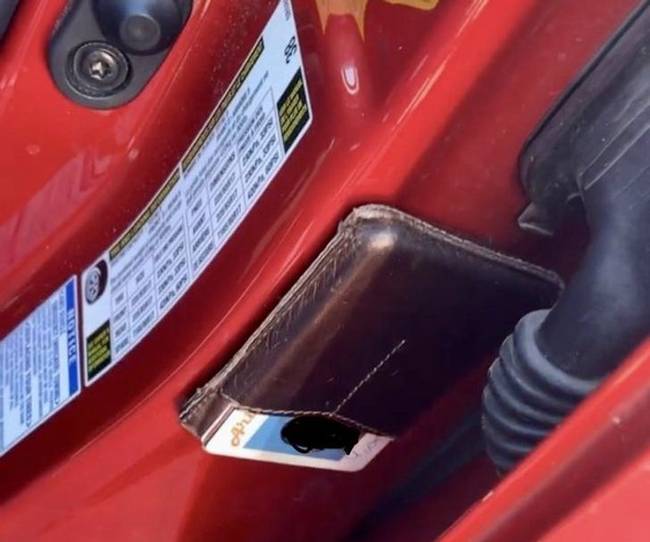 „A barátom azt hitte, hogy elvesztette a pénztárcáját. Az autóhoz mágnesezve találtuk meg."