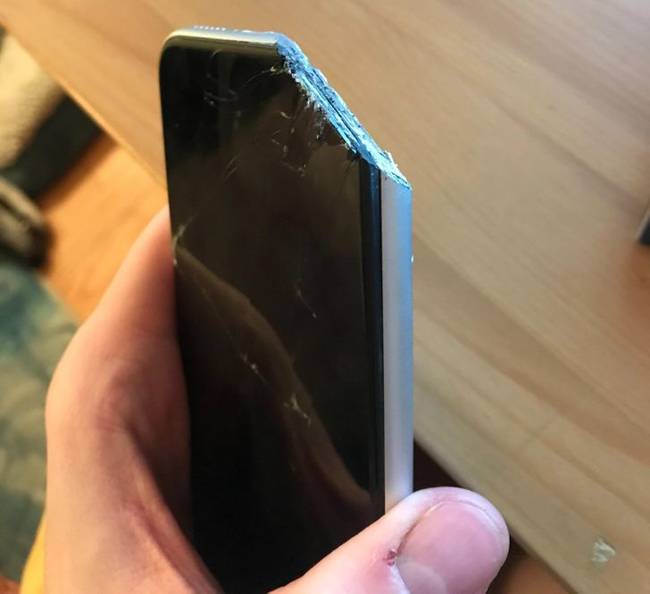 „A telefon kicsúszott a zsebemből gokartozás közben, és beszorult a gokart alá, de csak akkor vettem észre, amikor megálltam."