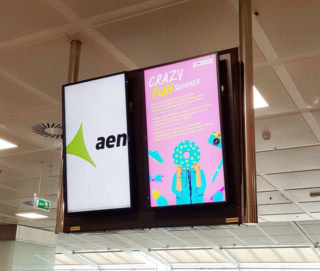 Tenerife repülőterén néhány percenként egy percig tartó reklámok jelennek meg az egyébként induló- és érkező járatokat jelző monitoron. Kínos lehet, ha valaki azért kési le a repülőgépét, mert a reklám miatt nem látja, hogy honnan megy a gép.