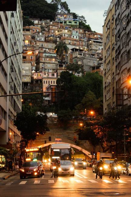 Favelák, kilátással Rio de Janeiróra.
