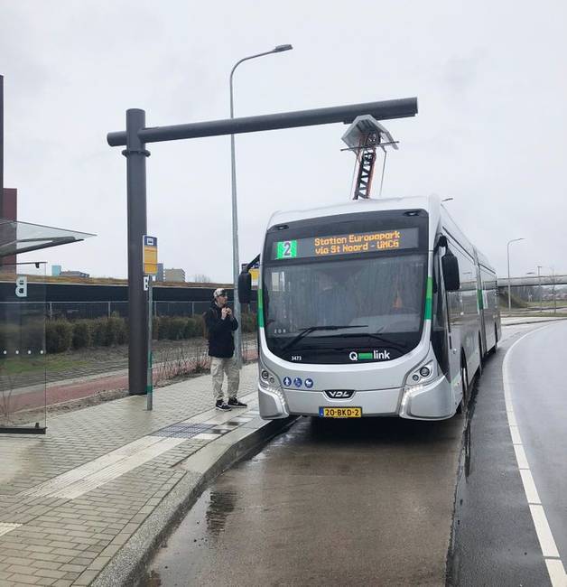 Az utakon elektromos buszok közlekednek, melyek a megállókban gyorsan feltöltődnek.