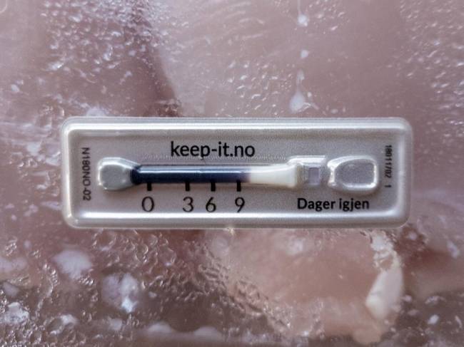 A norvég húscsomagolásokon található egy indikátor, ami mutatja, hogy meddig fogyasztható még biztonságosan az étel.