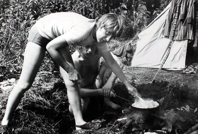 A fiatal Angela Merkel egy tábortűz mellett, 1973-ban.