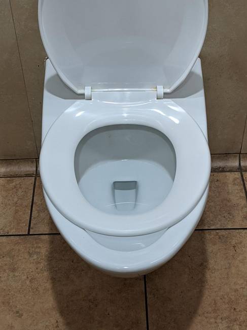 - Főnök, nem illik ide a fedél! Mit csináljunk?