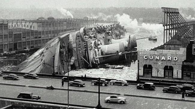 A balesetet szenvedett SS Normandie óceánjáró 1942 február 9-én, New Yorkban.
