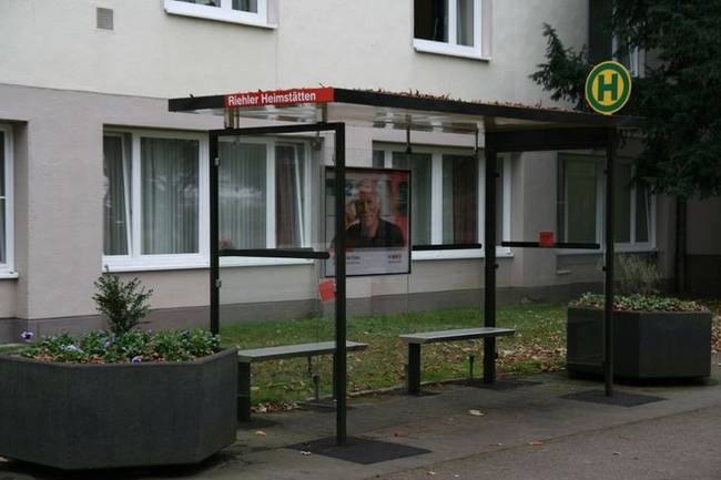 Németországban ál-buszmegállók vannak a pszichiátriai intézetek közelében, hogy így állítsák meg az esetleg elszökő idős betegeket.