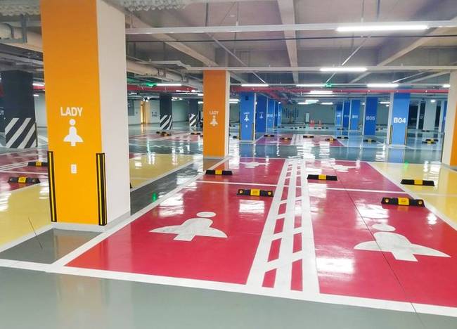 Dél-Koreában külön női parkolóhelyek vannak, melyek nagyobbak, jobban megvilágítottak és közelebb vannak a bejárathoz, hogy nagyobb biztonságban érezhessék magukat a hölgyek.