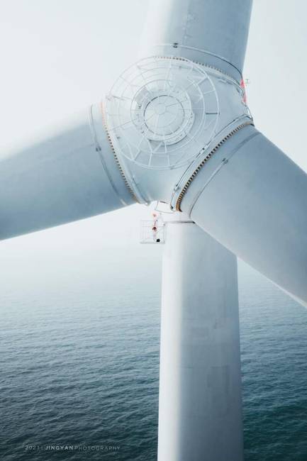 Szélturbina a karbantartójával