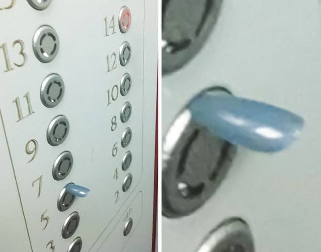 Valakinek a körme beszorult a lift gombjába.