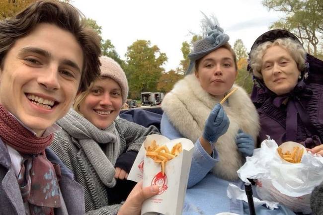 A ''Kisasszonyok'' című film főszereplői, Timothée Chalamet, Greta Gerwig, Florence Pugh, és Meryl Streep gyorséttermi hasábburgonyát falatoznak a forgatási szünetben.