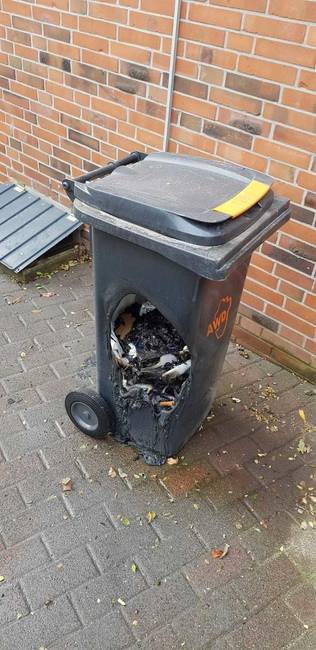 „A szomszédom parázsló szenet öntött a szemetesünkbe."