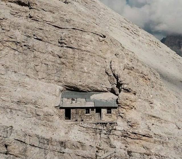 Világháborús alpesi menedékház 2760 méteren, Monte Cristallo, Olaszország.