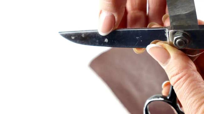 Minden ollóm élesebb, mint a borotva. Még a 90-es években egy varrónő megtanította, hogyan legyenek mindig élesek