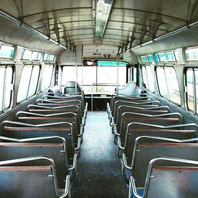 Így néz ki egy 1966-os GMC busz belseje, ám a lány által közel kétmillió forintért vásárolt busz ennél jóval lepusztultabb állapotban volt.
