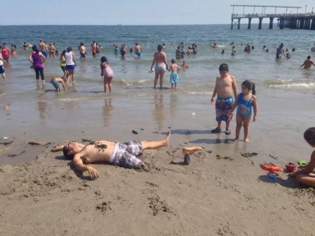 „A barátom szeret a figyelem középpontjában lenni, még a strandon is."