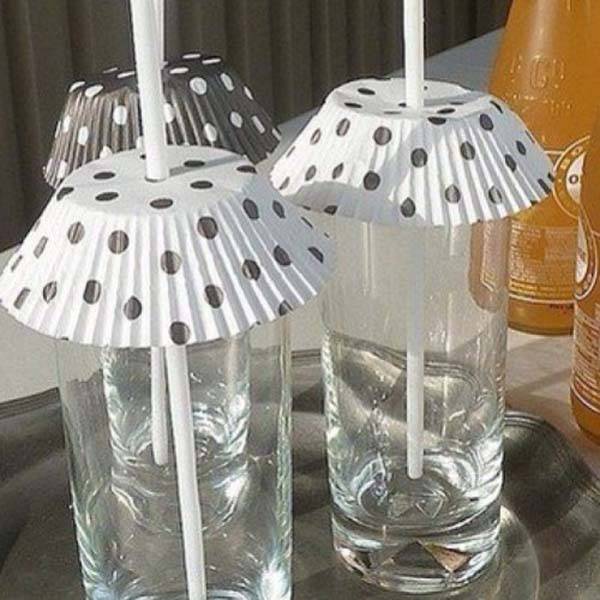 A muffin-papír tökéletes megoldás lehet, hogy nyáron megóvjuk italainkat a kíváncsi bogaraktól.